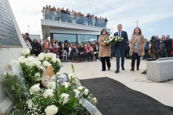 Imagen de la noticia:Rueda participa en el acto de homenaje en Marín a los fallecidos en el naufragio del Villa de Pitanxo