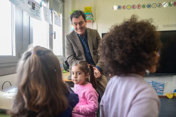 Imagen de la noticia:Román Rodríguez destaca la mejora de confort y energética del colegio plurilingüe de Lousame después de una inversión de cer...