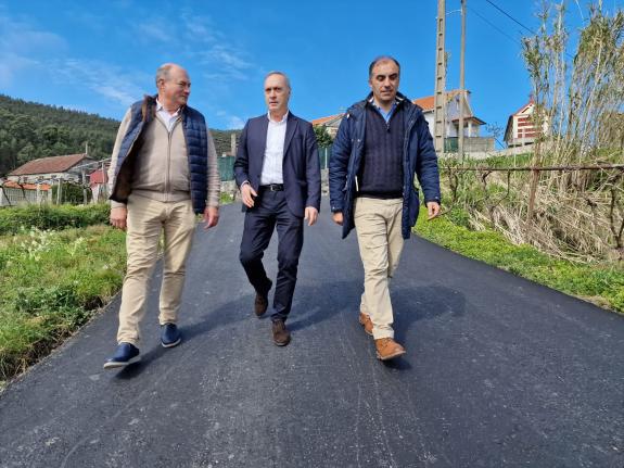 Imagen de la noticia:Reguera visita las obras del camino de Esperón a Xuviño, en Poio, en el que la Xunta invirtió cerca de 50.000 euros