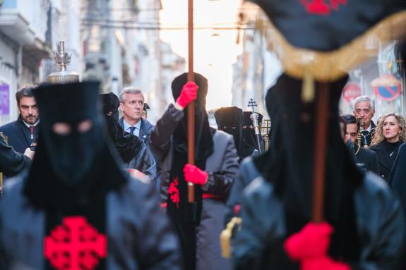 Imaxe da nova:Alfonso Rueda asiste á procesión do Santo Enterro de Ferrol