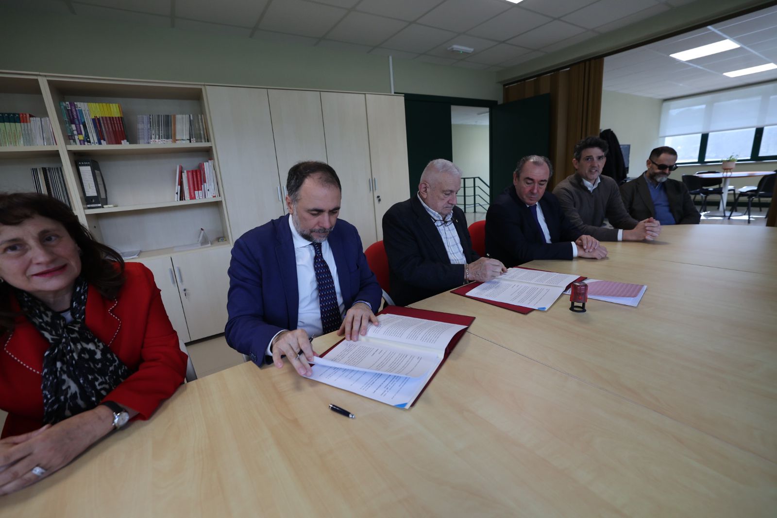 Imagen del artículo A Xunta asina con Cruz Vermella Lugo un convenio para atender pacientes na súa unidade de asistencial de drogodependencias