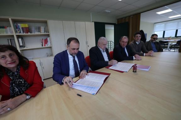 Imagen de la noticia:La Xunta firma con Cruz Roja Lugo un convenio para atender pacientes en su unidad de asistencial de drogodependencias