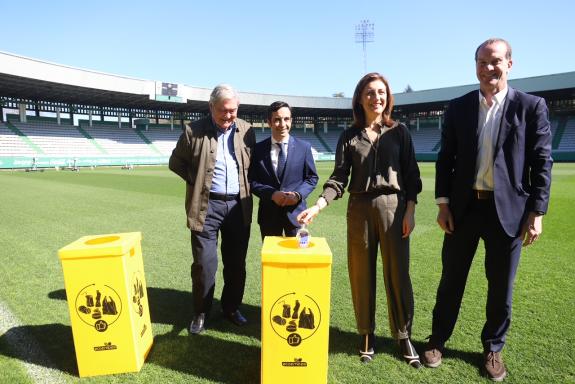 Imagen de la noticia:La Xunta destaca la intensa labor de clubes del deporte gallego como el Racing de Ferrol a favor del reciclaje y de la conci...
