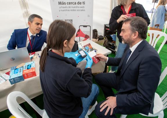 Imagen de la noticia: El Sergas subraya el valor de la detección precoz de la enfermedad de riñón durante los actos organizados en Santiago de Co...