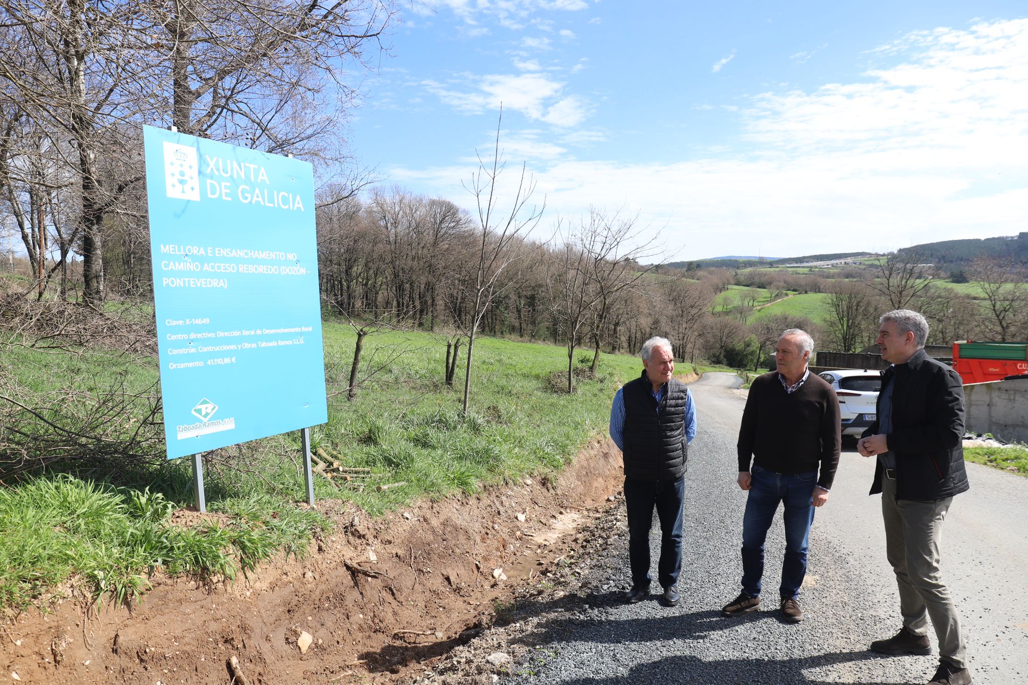 Image 1 of article O delegado territorial supervisa as obras de mellora do camiño de Reboredo, en Dozón