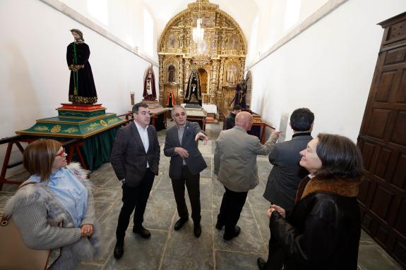 Imaxe da nova: Román Rodríguez anuncia a rehabilitación do retablo da capela da venerable orde terceira do antigo Convento de Alcántara en Mondoñ...