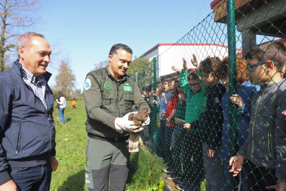 Imagen de la noticia:La Xunta celebra el Día del Árbol con el alumnado del CEIP O Foxo de A Estrada con la plantación de 50 árboles autóctonos