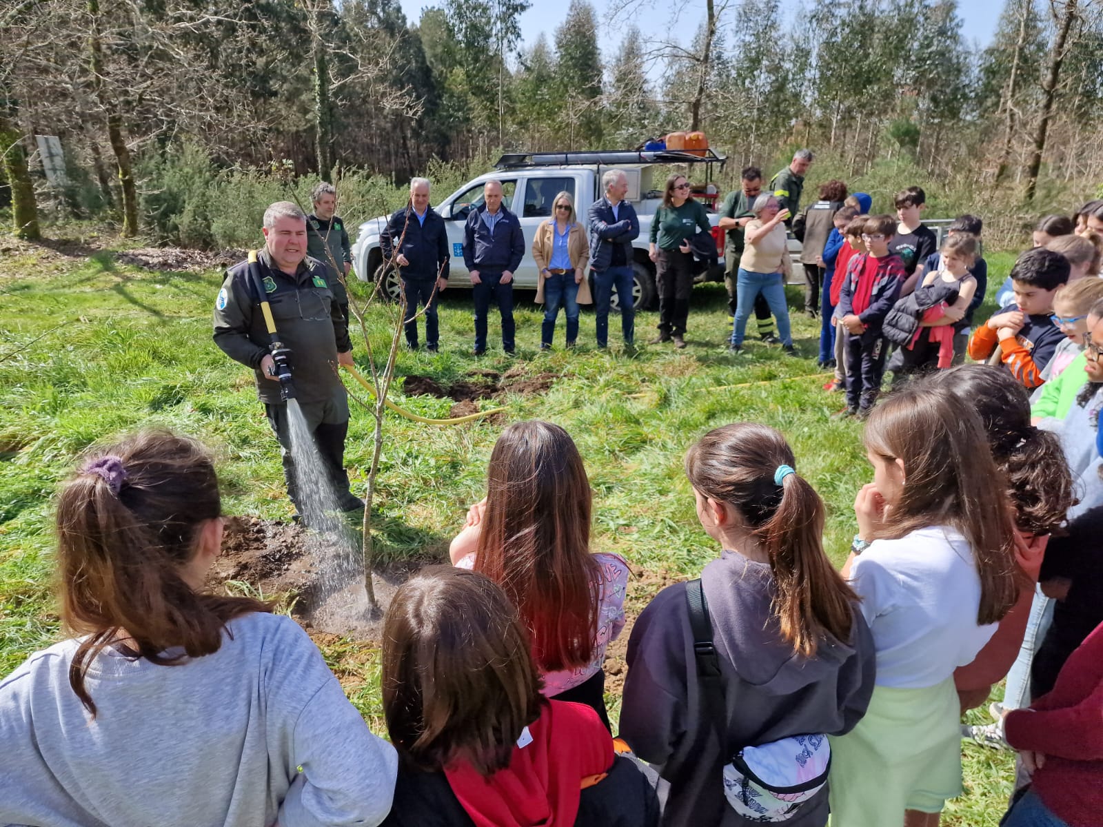 Image 1 of article A Xunta celebra o Día da Árbore co alumnado do CEIP o Foxo da Estrada coa plantación de 50 árbores autóctonas