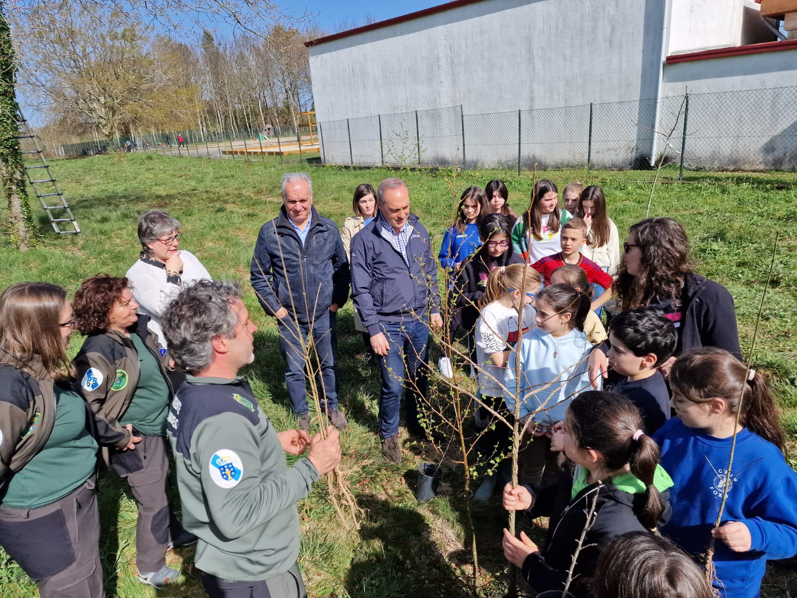Image 5 of article A Xunta celebra o Día da Árbore co alumnado do CEIP o Foxo da Estrada coa plantación de 50 árbores autóctonas