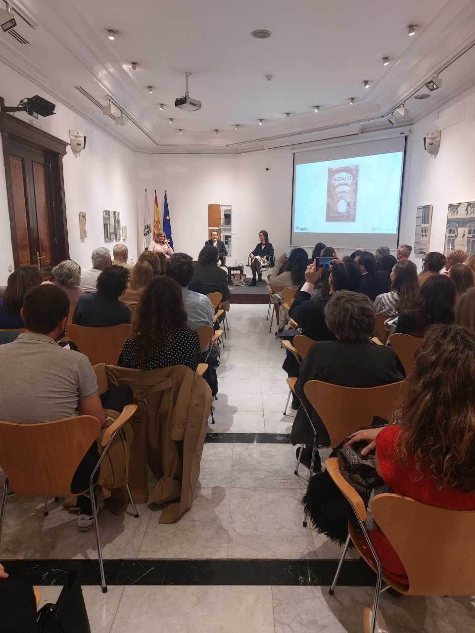 Imagen del artículo O xurista Eduardo Soto-Trillo abarrota as salas da Casa de Galicia en Madrid para presentar a súa novela Migajas