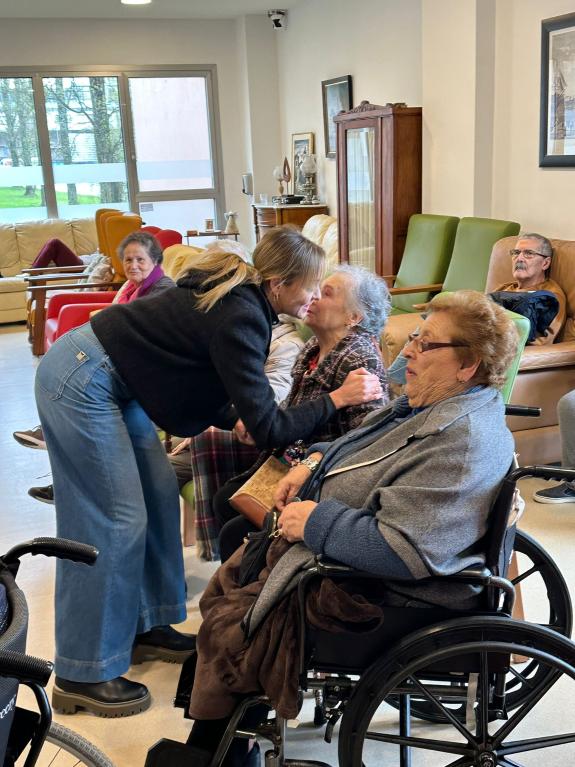 Imagen de la noticia:Fabiola García visita a las personas mayores de la residencia Raiola O Hórreo