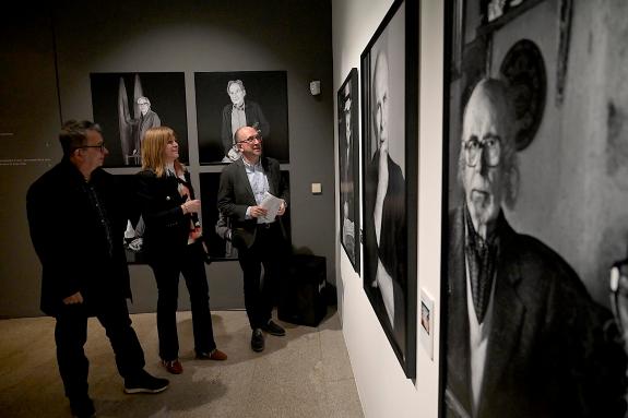 Imagen de la noticia:La Xunta y Afundación retratan a un centenar de artistas gallegos en una exposición en A Coruña