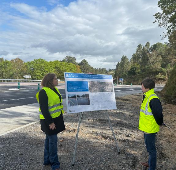 Imagen de la noticia:La Xunta finaliza la nueva rotonda en la intersección de la carretera OU-540 con la autovía A-52, en el ayuntamiento de Barb...