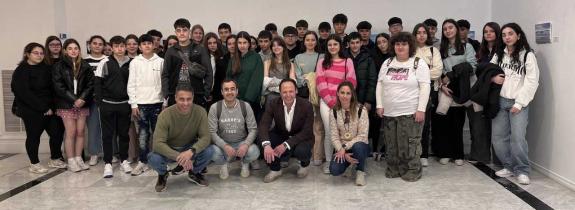 Imagen de la noticia:La Casa de Galicia en Madrid recibe la visita de los alumnos de 3º de ESO del Colegio Sagrado Corazón de Placeres, de Pontev...