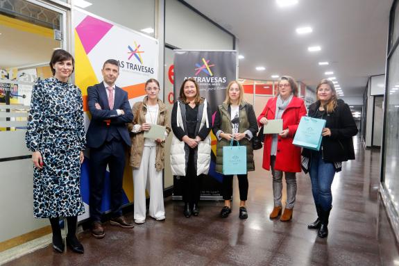 Imagen de la noticia:Ana Ortiz destaca la labor de la Xunta en favor del comercio local durante la entrega de los premios de Aetravi por el Día d...
