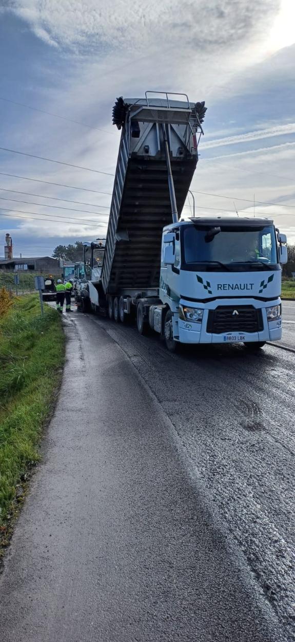 Imaxe da nova:A Xunta comeza as obras de mellora do firme na estrada LU-861 ao paso polo concello de Vilalba
