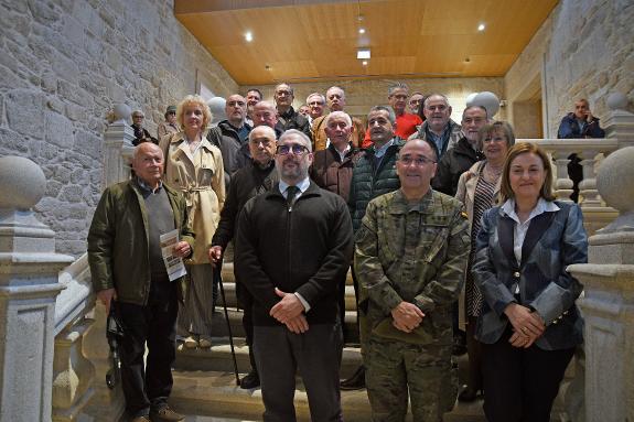 Imagen de la noticia:Rivo visita la exposición sobre el Regimiento Zamora 8 en el 80 aniversario de su llegada a Ourense