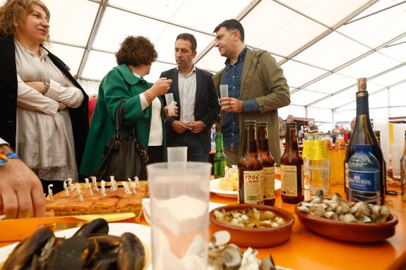 Imagen de la noticia:Alfonso Villares destaca la calidad del marisco gallego y anima a su consumo en la Fiesta del Berberecho de Foz