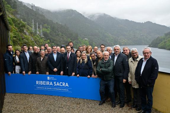 Imagen de la noticia:Román Rodríguez comparte con los alcaldes de la Ribeira Sacra los siguientes pasos de la candidatura a Patrimonio Mundial