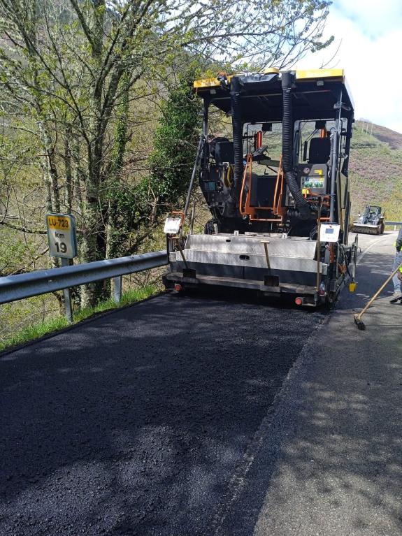 Imaxe da nova:A Xunta comeza as obras de mellora do firme na estrada LU-723 ao paso polo concello de Becerreá