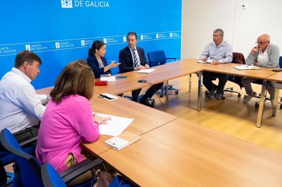 Imagen de la noticia:Alfonso Villares anuncia a las federaciones de cofradías nuevas ayudas al sector para la regeneración de los bancos marisque...