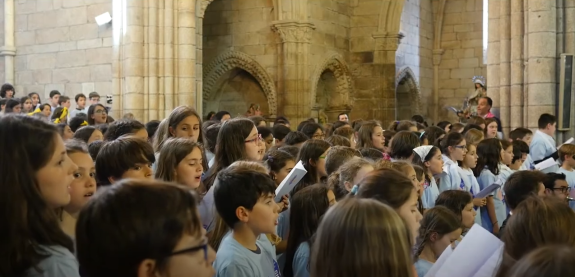 Imaxe da nova: A oitava edición de No bico un cantar reúne un coro de máis de 350 nenos e nenas para homenaxear a Xeración Nós