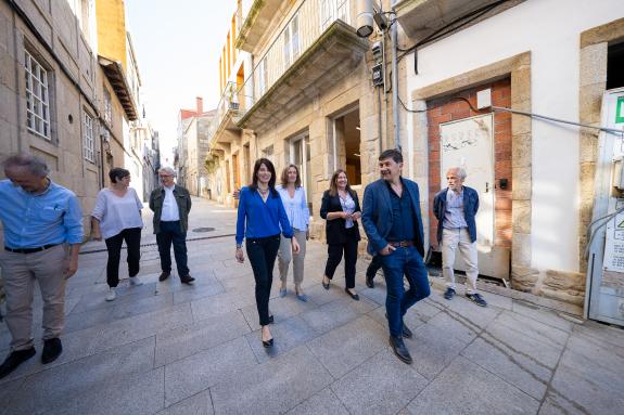 Imagen de la noticia:Martínez Allegue visita las obras de rehabilitación de un edificio en el casco viejo de Vigo con las que se pondrán a la dis...