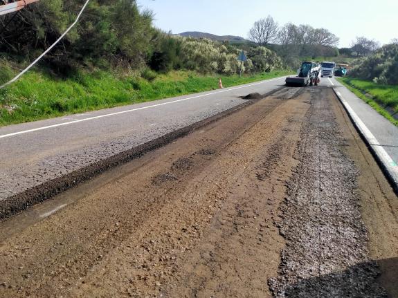 Imagen de la noticia:La Xunta comienza las obras de mejora del firme en la carretera OU-311 al paso por el ayuntamiento de A Mezquita