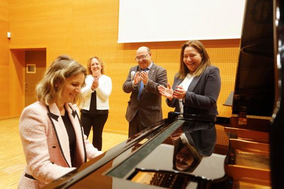 Imaxe da nova:Ana Ortiz felicita á dirección do Conservatorio profesional de música de Vigo tras converterse no primeiro de Galicia con acreditac...