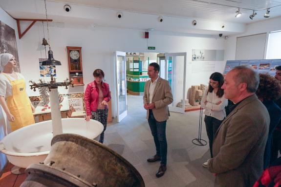 Imagen de la noticia:Alfonso Villares destaca el papel de espacios como el Museo Massó a la hora de divulgar la cultura marinera de una actividad...