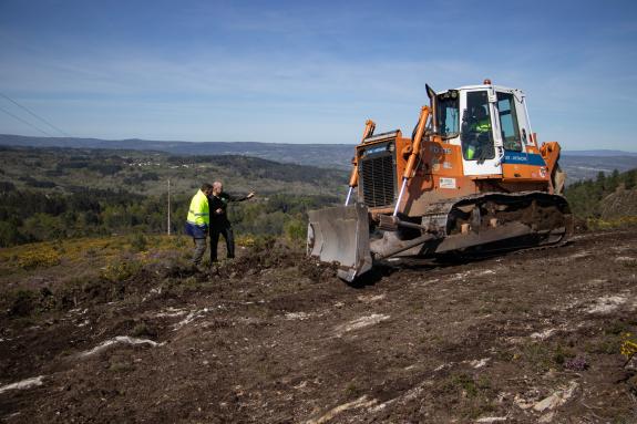 Imagen de la noticia:La Xunta completa trabajos preventivos en unos 50 kilómetros de pistas y en unas 10 hectáreas de cortafuegos del distrito fo...