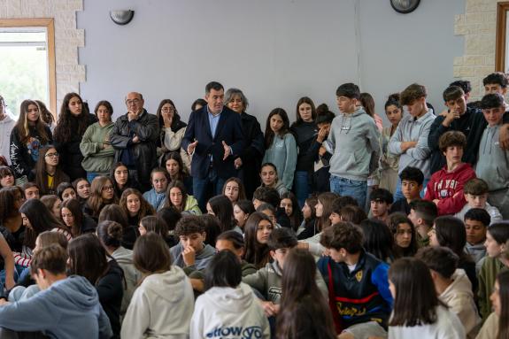Imaxe da nova:Román Rodríguez comprométese a reforzar o apoio da Xunta á mellora das competencias lingüísticas do alumnado galego a través de dis...