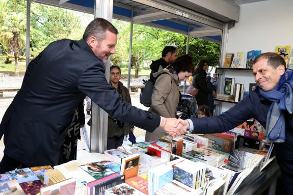 Imagen de la noticia:José López inaugura la Feria del Libro de Santiago de Compostela, la segunda cita de un circuito por 13 ciudades y villas de...