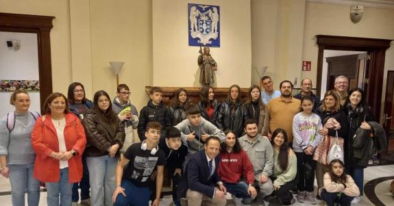 Imagen de la noticia:La Casa de Galicia en Madrid recibe la visita de los alumnos, profesores y monitores del Colegio Divina Pastora Salesianos d...