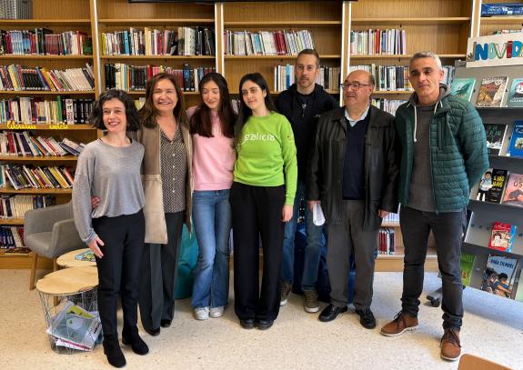 Imaxe da nova:Ana Ortiz felicita ás alumnas do Val Miñor galardoadas co segundo premio Stephen Hawking polo seu estudo sobre os microplásticos na...