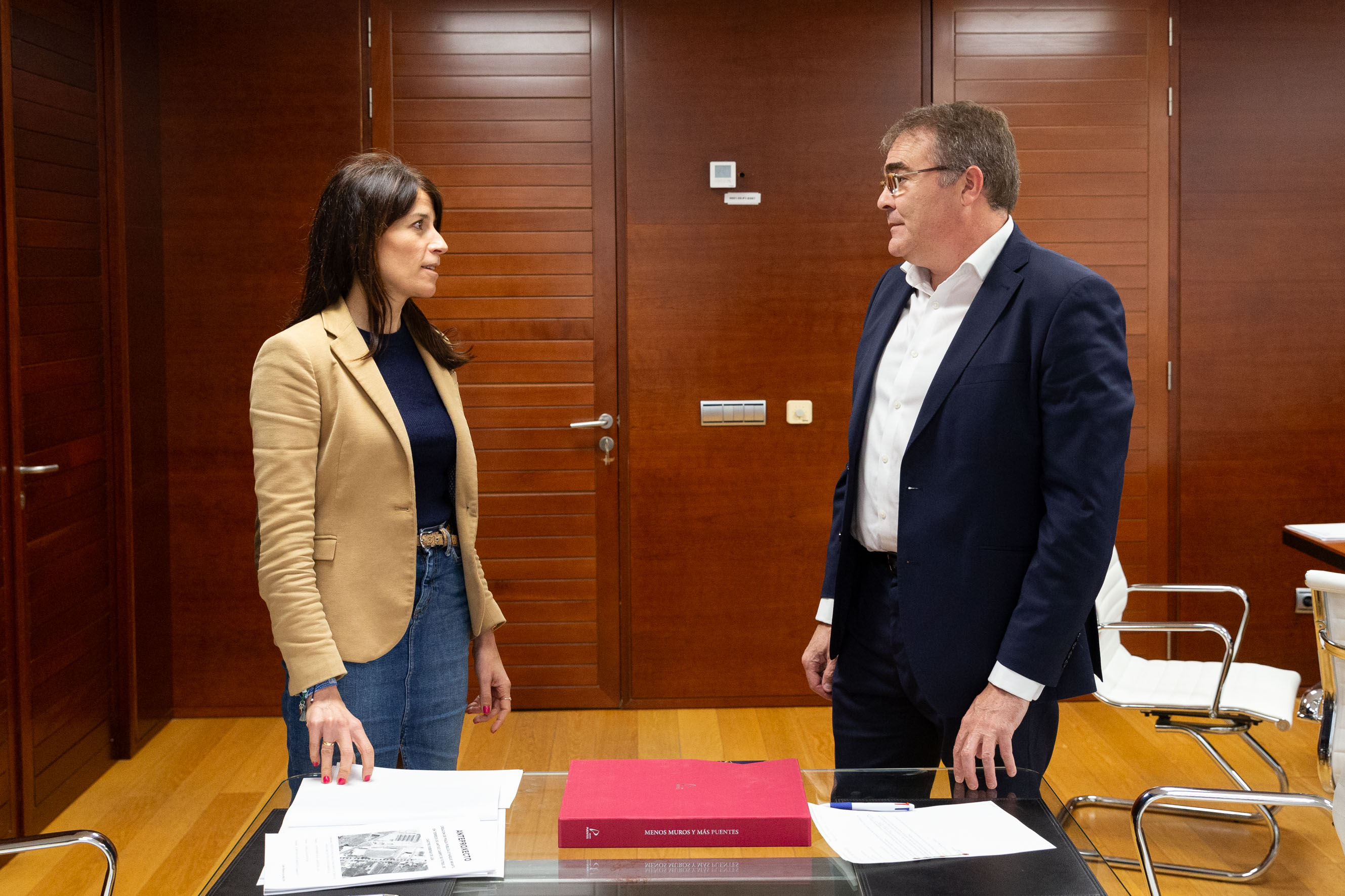 Image 0 of article María Martínez Allegue reúnese co alcalde de Castro de Rei