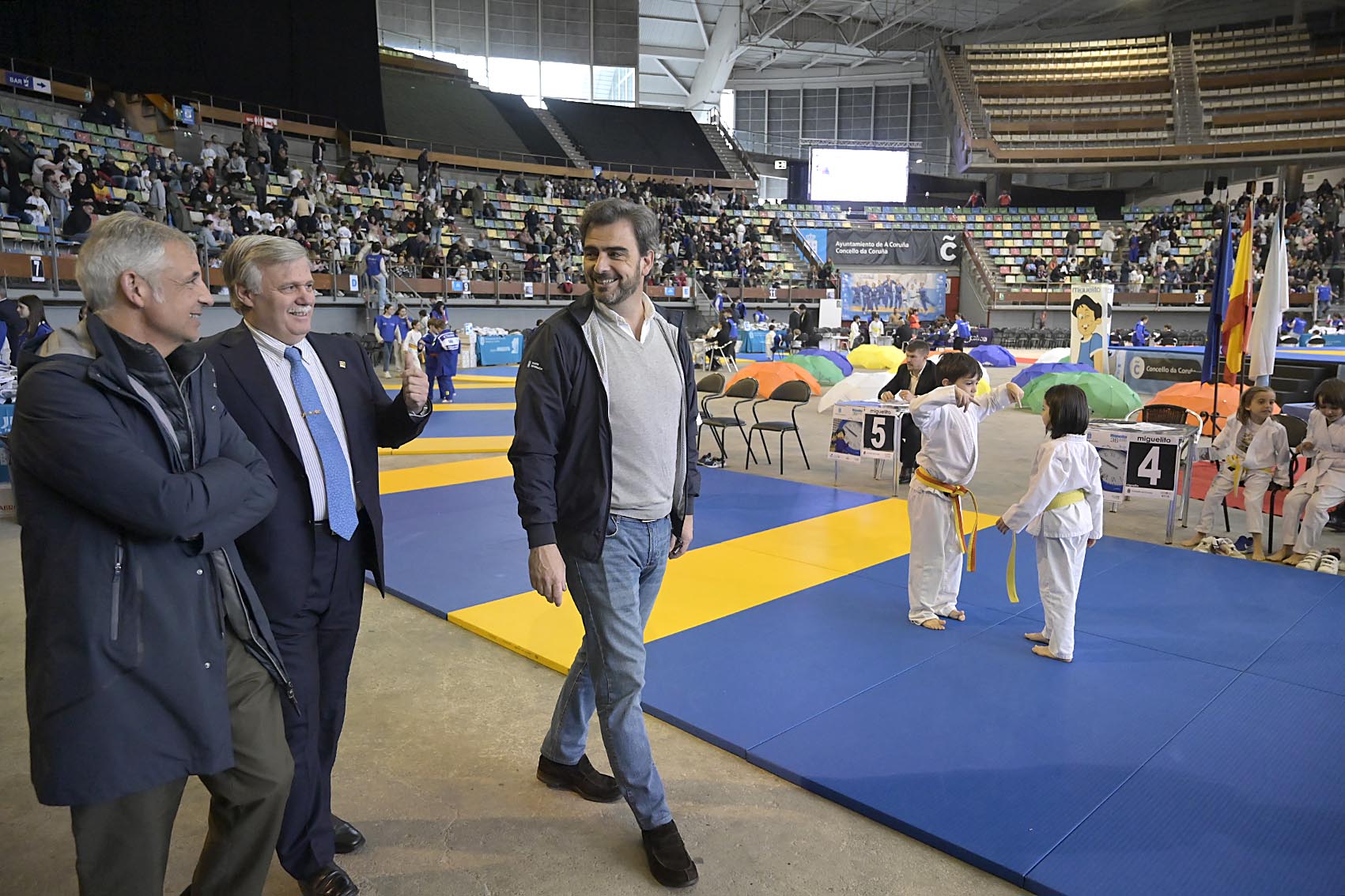 Image 1 of article Diego Calvo recolle o premio concedido á Xunta na 36ª edición do Trofeo de judo Miguelito