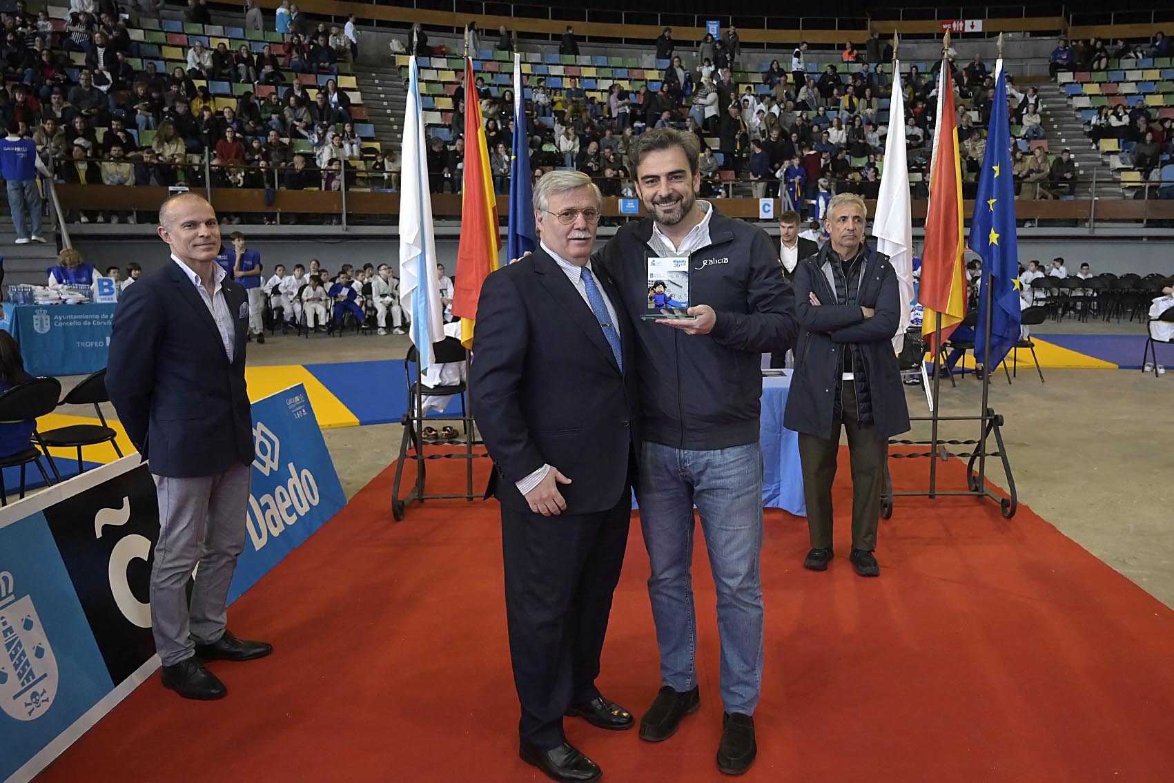 Image 2 of article Diego Calvo recolle o premio concedido á Xunta na 36ª edición do Trofeo de judo Miguelito