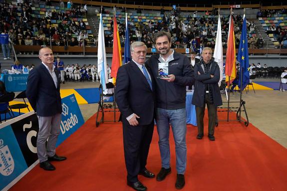 Imaxe da nova:Diego Calvo recolle o premio concedido á Xunta na 36ª edición do Trofeo de judo Miguelito