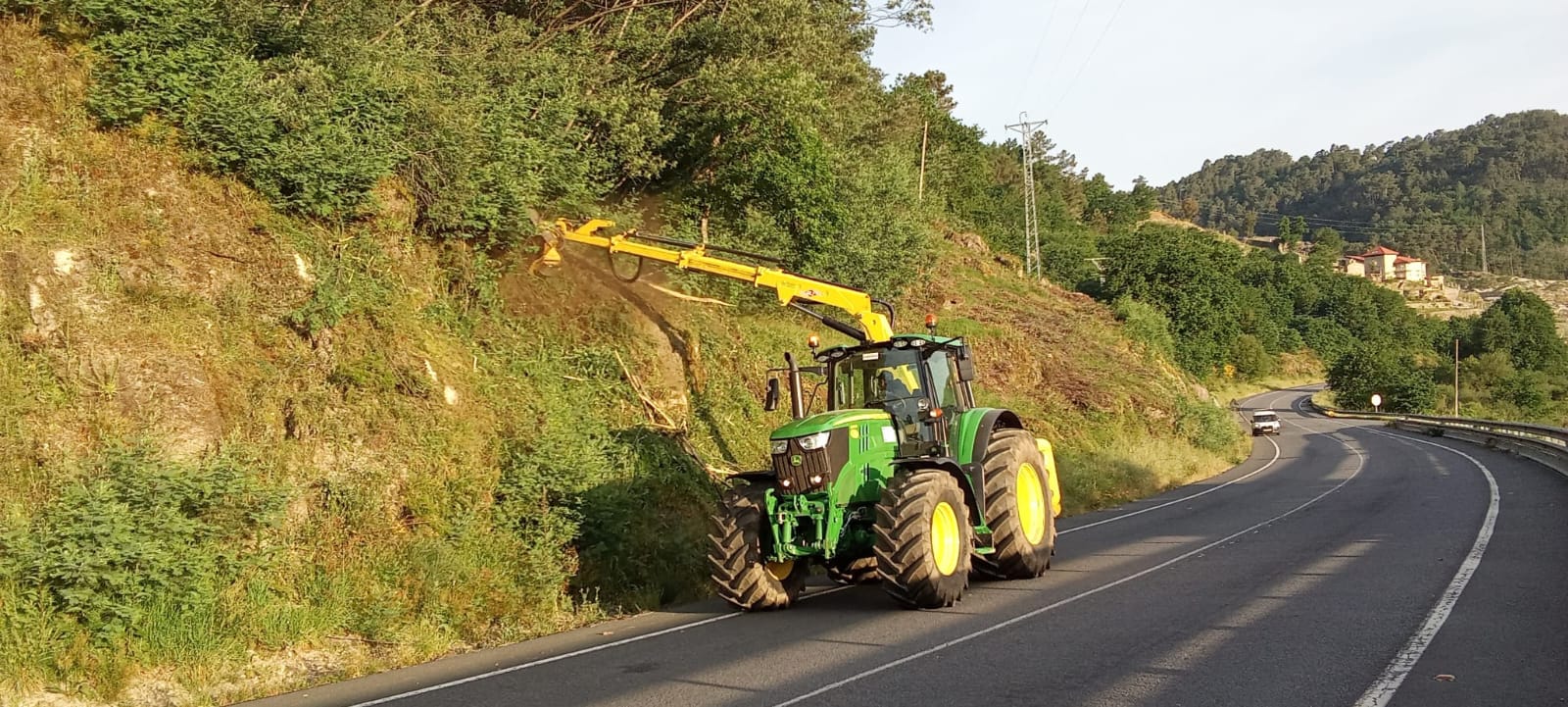 Image 1 of article A Xunta inicia a vindeira semana traballos de limpeza nas marxes da estrada autonómica LU-862 ao seu paso polos concellos de Viveiro e Xove