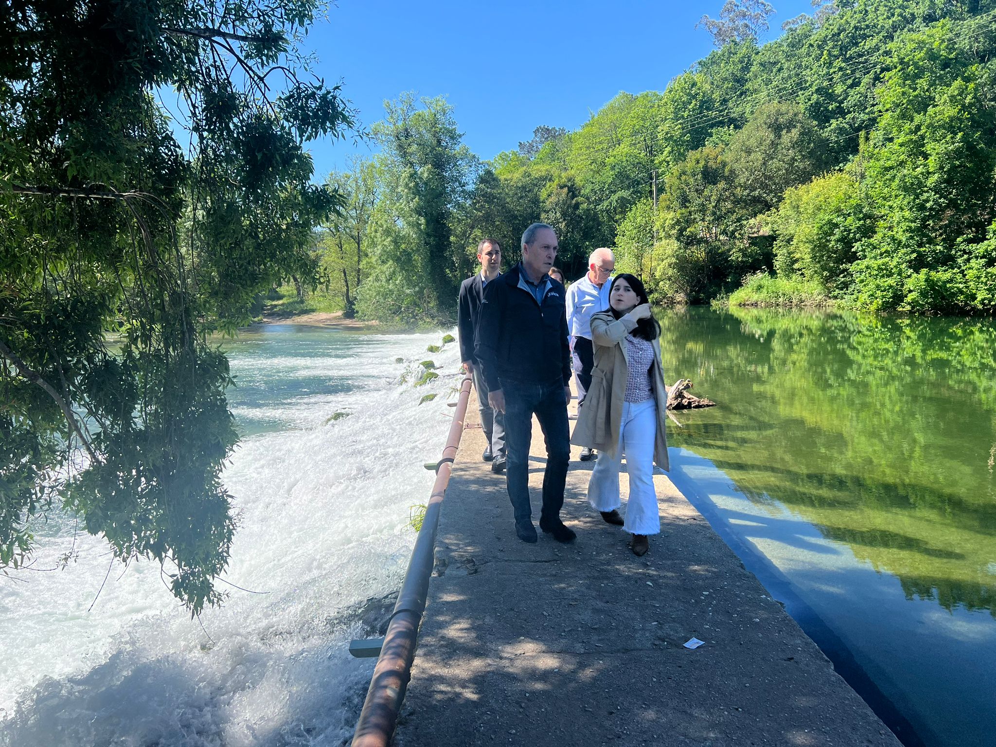 Image 2 of article O delegado territorial da Xunta en Pontevedra visita a senda do río Tea, galardoada recentemente coa Bandeira Sendeiro Azul