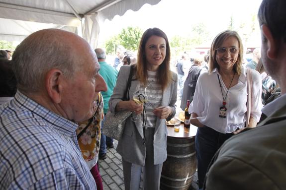 Imagen de la noticia:María José Gómez ponen en valor a calidad de las producciones alimentarias gallegas en la XXIX Muestra de Vinos de la Ribeir...