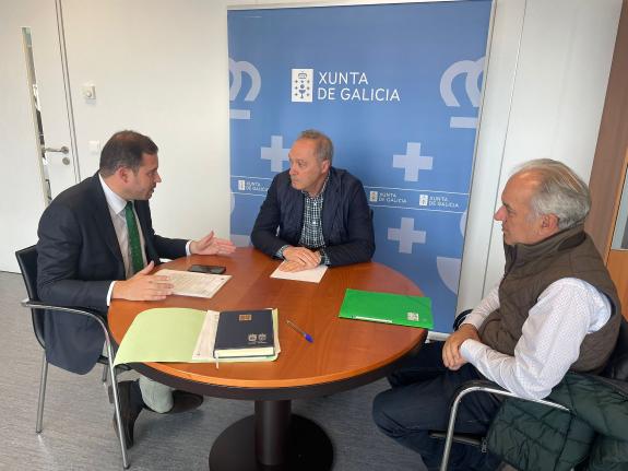 Imagen de la noticia:El delegado territorial en Pontevedra y Jorge Cubela se reúnen para potenciar las vías de colaboración contra los incendios ...