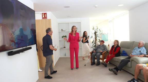 Imaxe da nova:Fabiola García visita aos usuarios da residencia de maiores pública autonómica da Pobra do Caramiñal