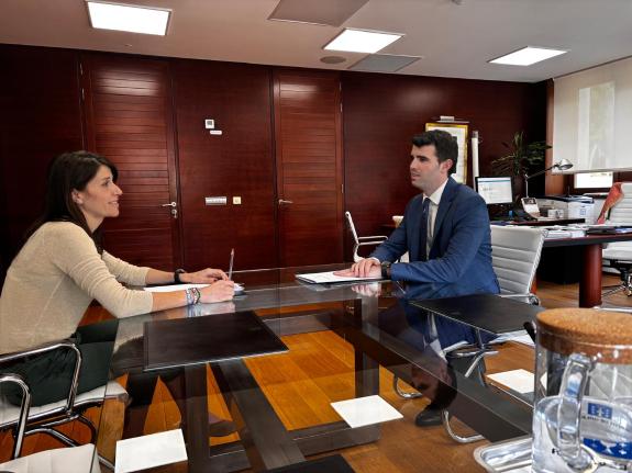 Imagen de la noticia:La conselleira Martínez Allegue aborda con el alcalde de A Estrada, Gonzalo Louzao, actuaciones en materia de vivienda en el...