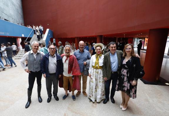 Imagen de la noticia:Román Rodríguez felicita al instituto IES Isla de Ons de Bueu por el musical Los Miserables, en el que participan más de 70 ...
